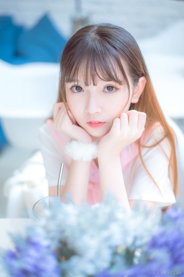 “快看，那是什么？”一名将士突然看向江面，惊讶道。